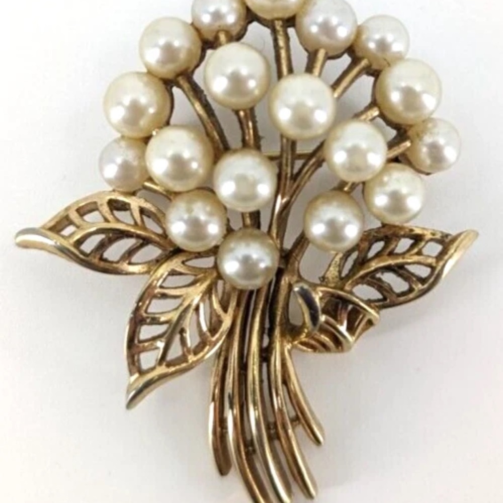 Trifari Gold Tone Faux Pearl Flower BouquetLeaf Brooch Pin Vintage 49$